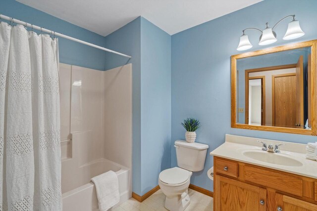 full bath featuring vanity, baseboards, shower / bathtub combination with curtain, and toilet