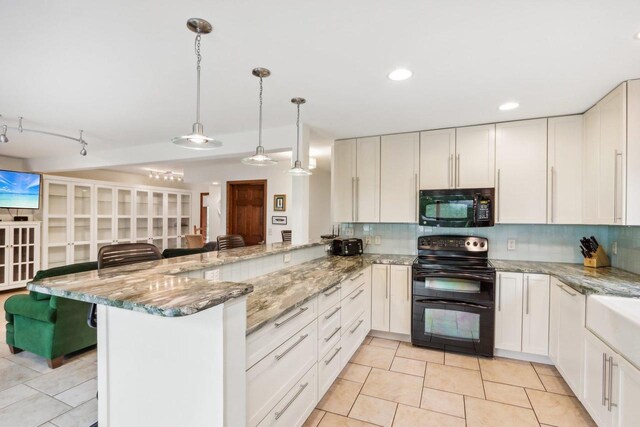W10134 Schiefelbein Rd, Poynette, WI 53955 - kitchen with a peninsula, a kitchen breakfast bar, tasteful backsplash, black appliances, and decorative light fixtures