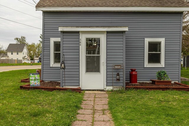 304 Mitchell St, Belleville, WI 53508 - entrance to property featuring a lawn and roof with shingles