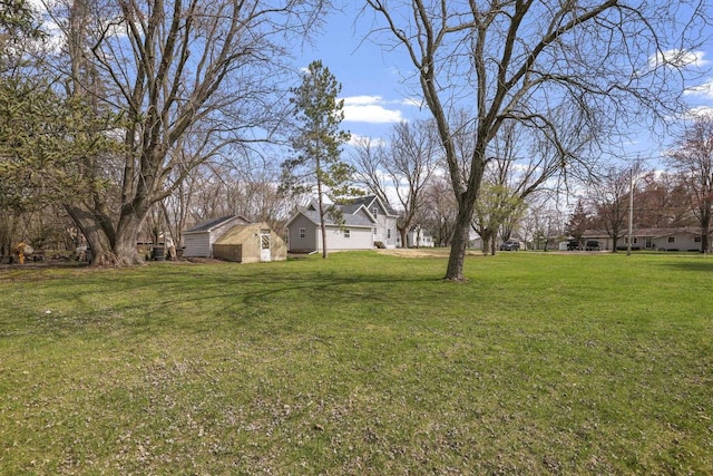 view of yard featuring an outbuilding