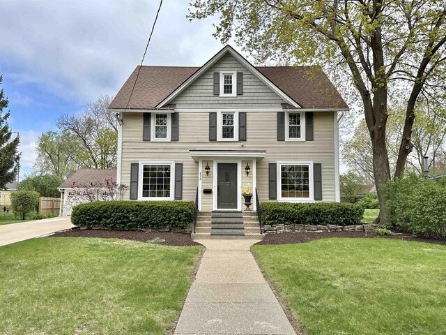 852 Sherwood Dr NW, Beloit, WI 53511 - view of front of property featuring a shingled roof and a front lawn