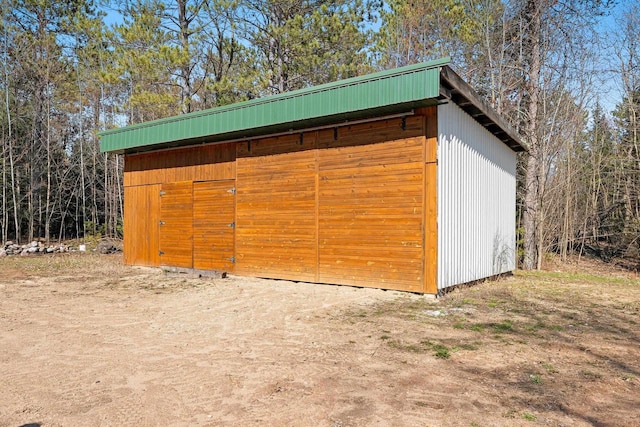 view of outdoor structure featuring an outbuilding