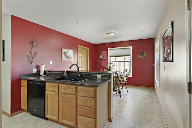 kitchen featuring a peninsula, dark countertops, baseboards, a sink, and dishwasher