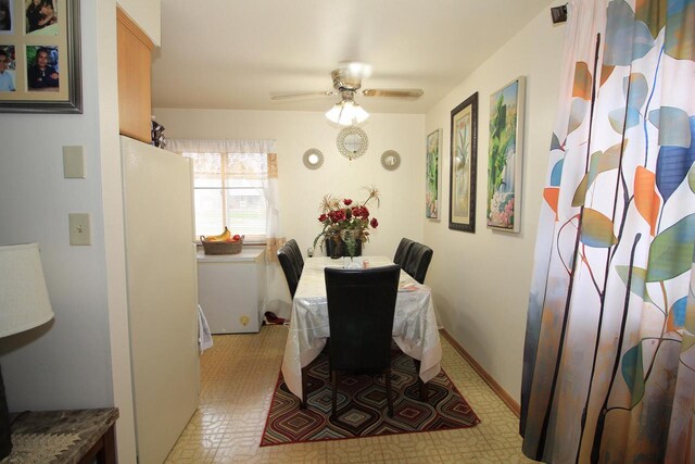 dining space with ceiling fan