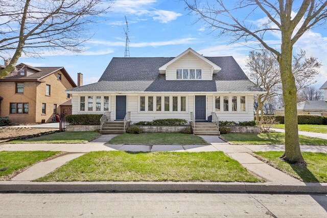 812 Milwaukee St, Kewaunee, WI 54216 - bungalow-style house with a front lawn