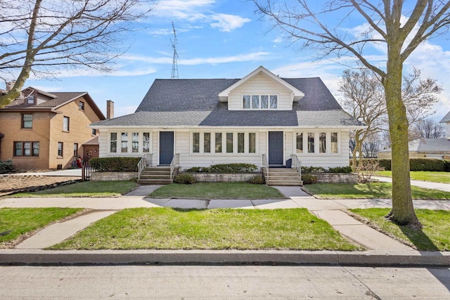 812 Milwaukee St, Kewaunee, WI 54216 - bungalow-style home featuring a front yard