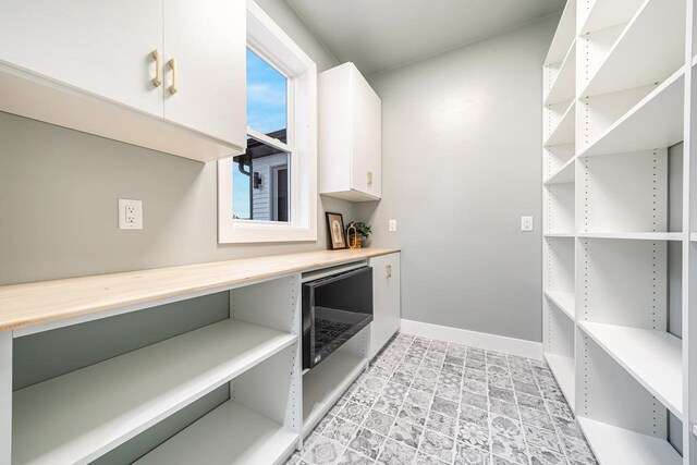 1810 White Dove Ln, Kaukauna, WI 54130 - clothes washing area featuring baseboards