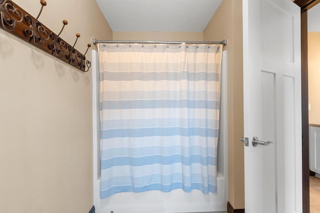 1881 Deer Trail Ct, Luxemburg, WI 54217 - full bath featuring a shower with curtain