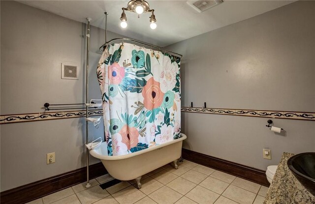 1725 Meadow Hill Dr, Menomonie, WI 54751 - full bath featuring visible vents, toilet, baseboards, a bathing tub, and a shower with curtain