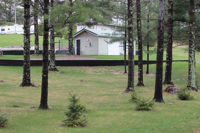 view of yard featuring an outbuilding