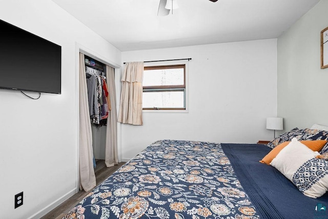 bedroom featuring a closet, baseboards, a ceiling fan, and wood finished floors