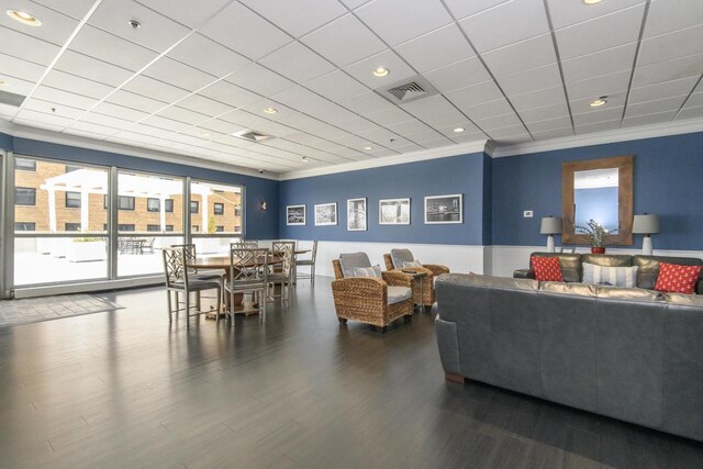 living room with visible vents, ornamental molding, wood finished floors, a drop ceiling, and recessed lighting
