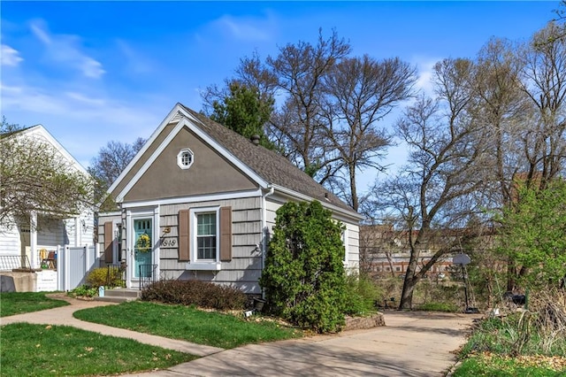view of front facade featuring a front lawn and concrete driveway