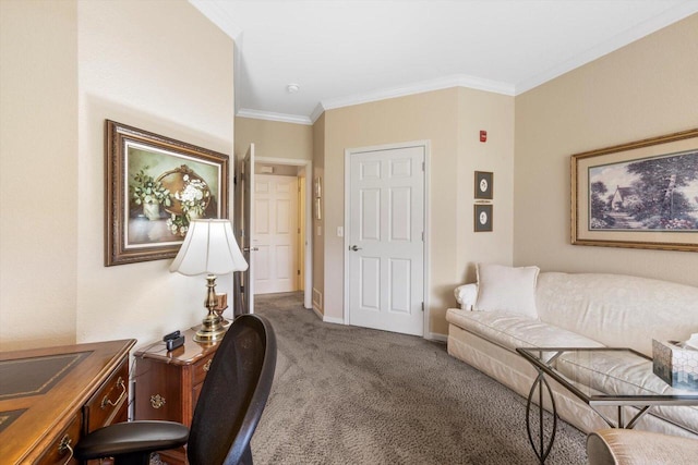 living area featuring crown molding, carpet, and baseboards