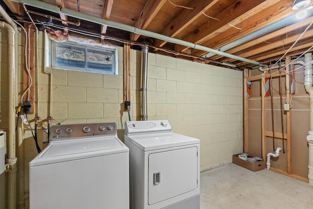 305 Hill Rd, Rosendale, WI 54974 - clothes washing area featuring washing machine and clothes dryer
