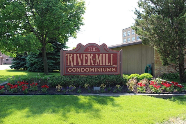 community sign featuring a yard