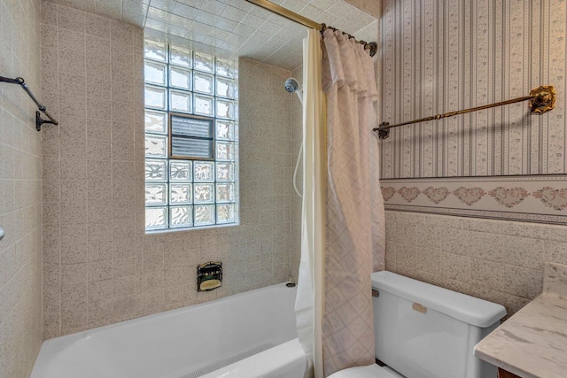 full bath with shower / bathtub combination with curtain, toilet, and wallpapered walls