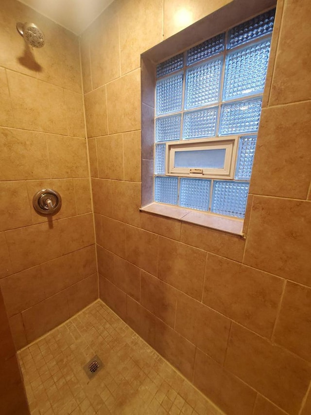 bathroom featuring tiled shower