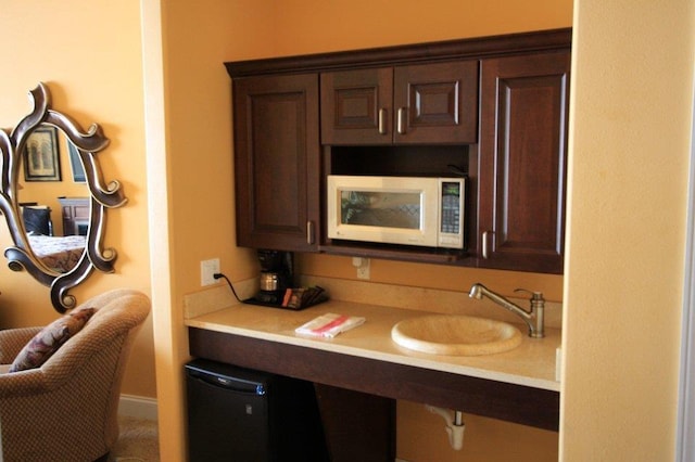 bathroom featuring a sink