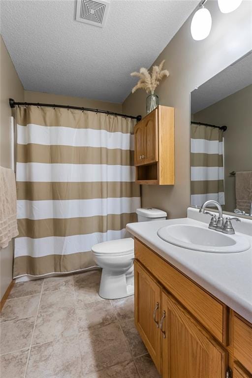 full bath with a textured ceiling, visible vents, curtained shower, vanity, and toilet