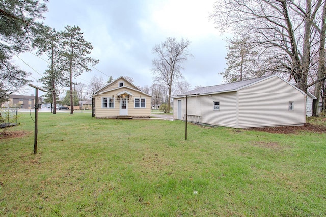 view of yard featuring an outdoor structure