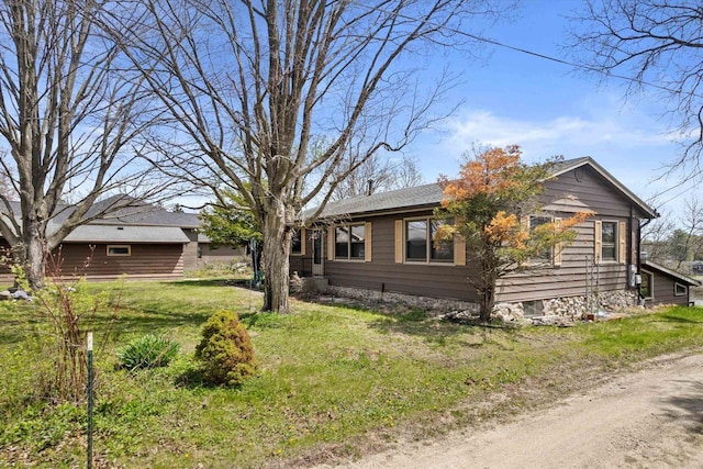 view of front of home featuring a front yard