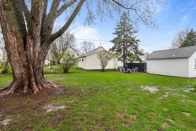 view of yard featuring an outdoor structure