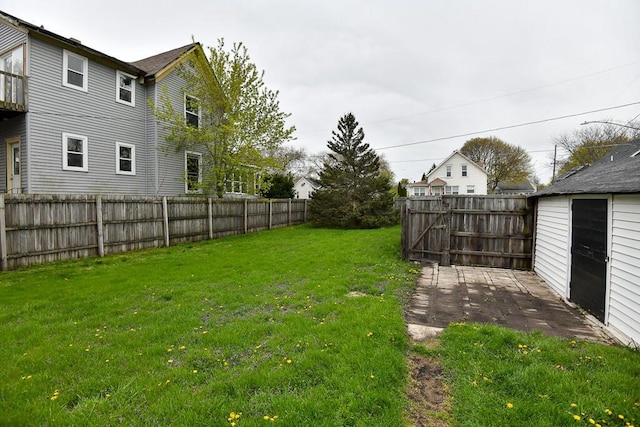 view of yard featuring an outdoor structure and a fenced backyard