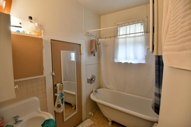 full bath with shower / bathtub combination with curtain