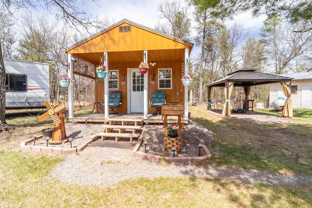 976 Blackhawk Ct, Hancock, WI 54943 - view of front facade with a gazebo