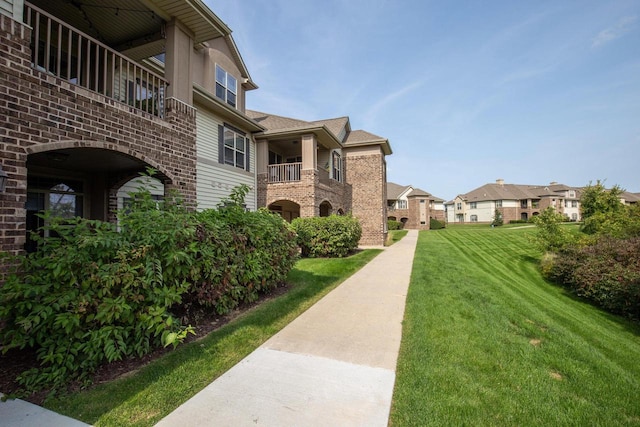 view of property's community with a lawn and a residential view