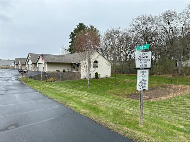 view of front of home featuring driveway and a front yard