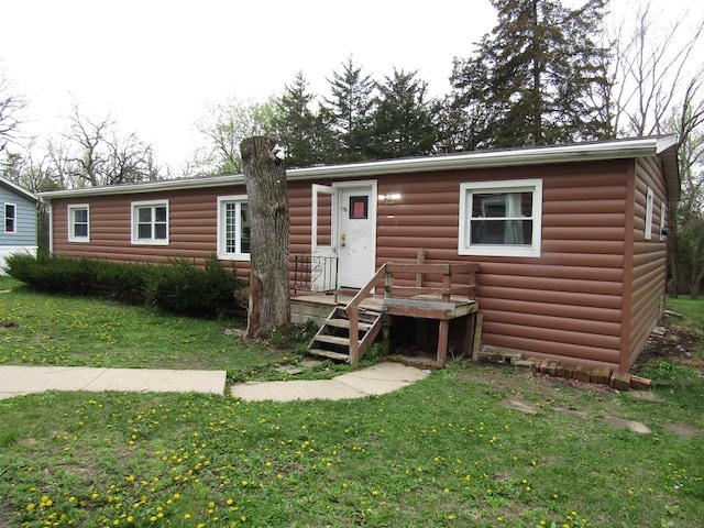 view of front facade featuring a front lawn