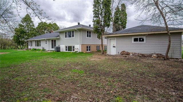 1413 E Clairemont Ave, Eau Claire, WI 54701 - back of house featuring a yard