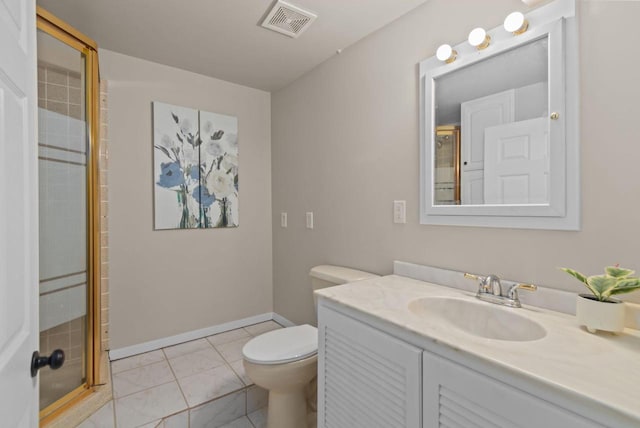 bathroom featuring toilet, baseboards, visible vents, tiled shower, and vanity