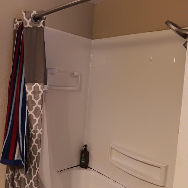 bathroom with shower / tub combo with curtain