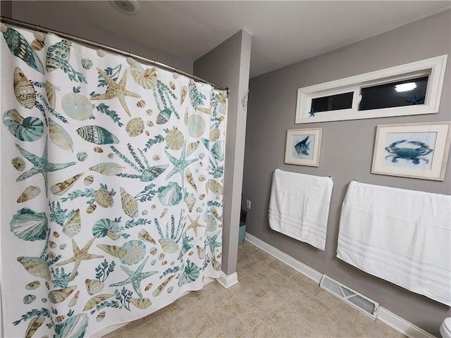 full bathroom featuring tile patterned floors, curtained shower, visible vents, and baseboards