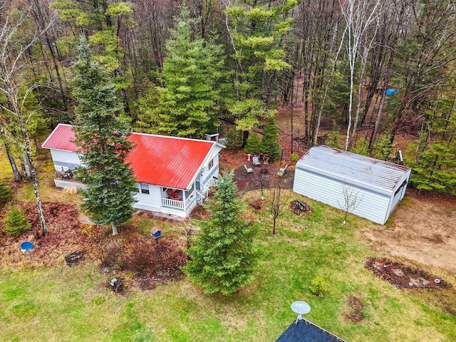 birds eye view of property featuring a wooded view