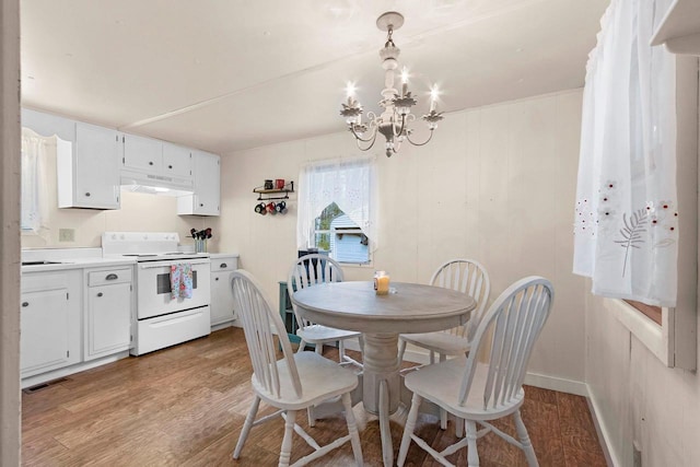 dining area with an inviting chandelier, light wood-style floors, visible vents, and baseboards