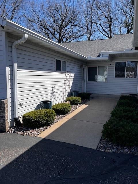 3403 Lever St Unit B, Eau Claire, WI 54701 - entrance to property featuring a shingled roof