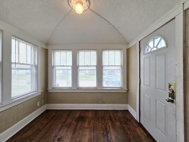 5535 N 40th St, Milwaukee, WI 53209 - foyer with dark wood finished floors, a textured ceiling, vaulted ceiling, and baseboards