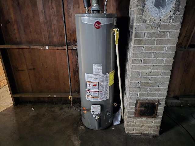 5535 N 40th St, Milwaukee, WI 53209 - utility room featuring gas water heater