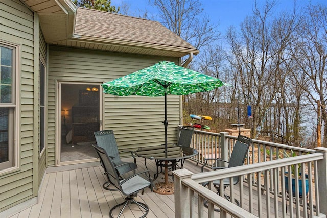 deck with outdoor dining space