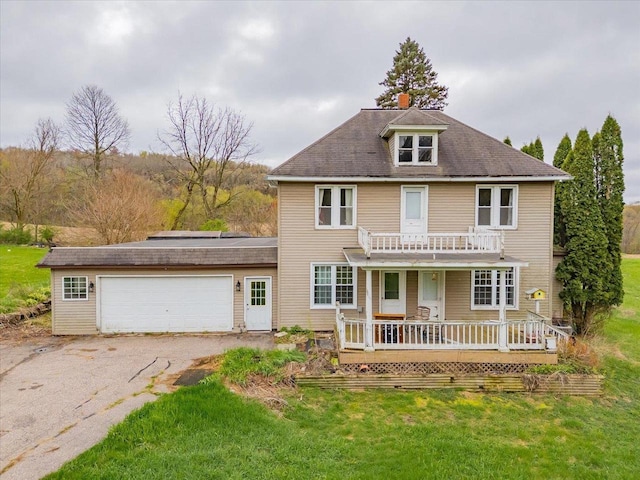 view of front of house featuring a front lawn, driveway, and a garage