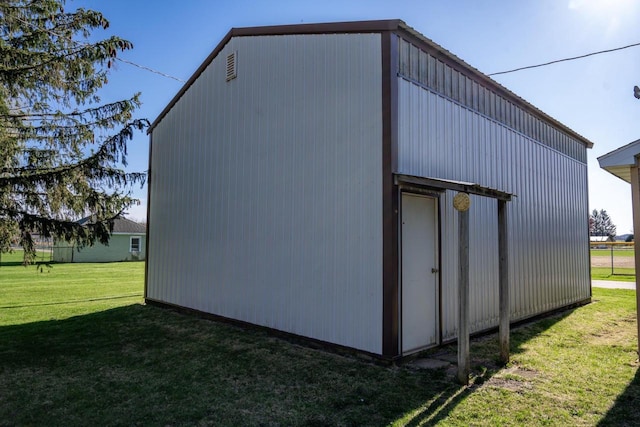 view of outdoor structure featuring an outbuilding