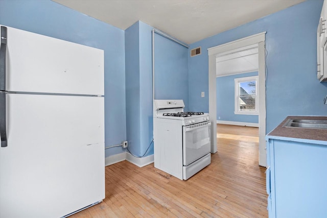 3303 W Juneau Ave Unit 3311, Milwaukee, WI 53208 - kitchen with a sink, white appliances, light wood-type flooring, visible vents, and baseboards