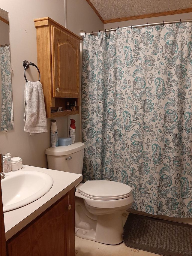 full bathroom featuring vanity, toilet, a shower with curtain, and ornamental molding