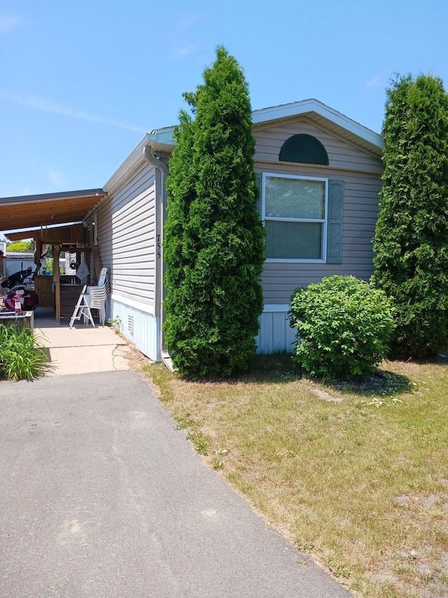 manufactured / mobile home with a front lawn