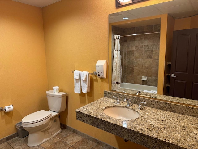 full bath with a sink, toilet, shower / bath combo with shower curtain, tile patterned floors, and baseboards
