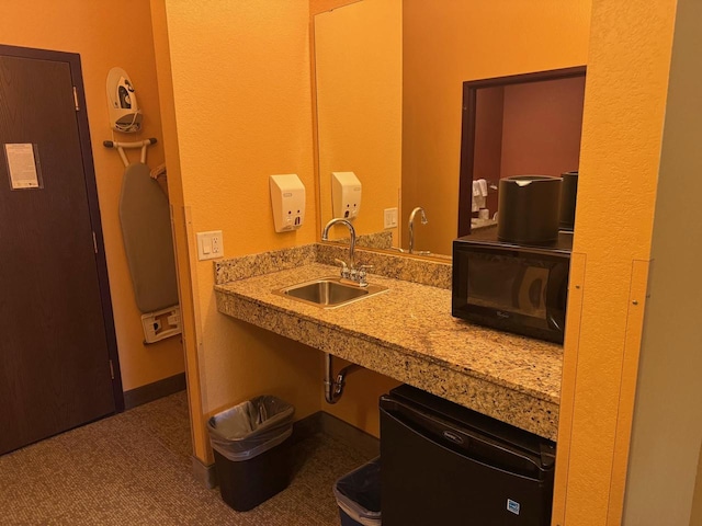 bathroom featuring a sink